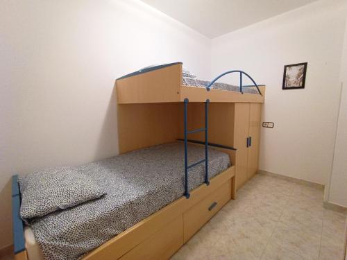 een slaapkamer met een stapelbed in een kamer bij Apartamento_Cala_Blanca in Alcossebre