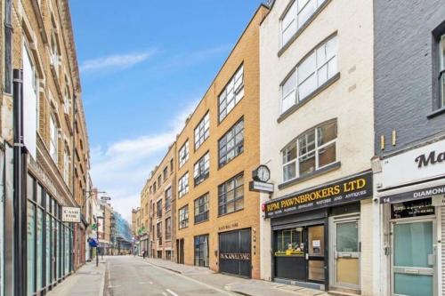 an empty street in a city with buildings at Convenient 2 BDR 2BA Flat in Central London in London