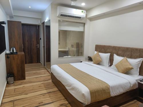 Postel nebo postele na pokoji v ubytování Hotel Lavish Inn