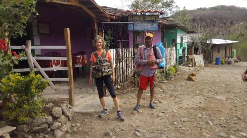 un hombre y una mujer parados frente a una casa en Casa Ricardo Sonis, en Somoto
