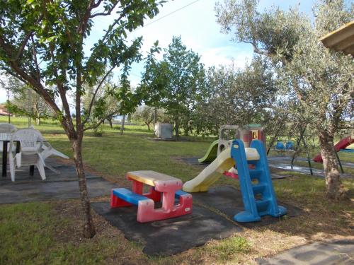 een speeltuin met een glijbaan in een park bij settimana relax in Borghetto