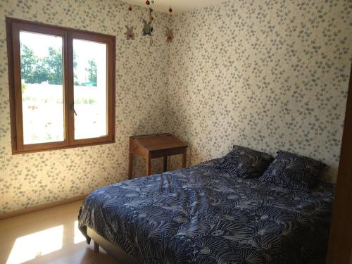 une chambre avec un lit bleu et une fenêtre dans l'établissement Magnifique Villa à la campagne avec piscine, à Saint-Aubin