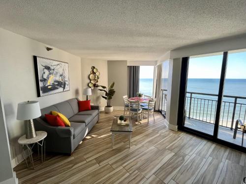 uma sala de estar com um sofá e vista para o oceano em Absolute Beach Pet Friendly em Myrtle Beach