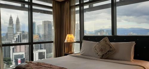 Cama en habitación con ventana grande en First service suite KL Berjaya times Square, en Kuala Lumpur