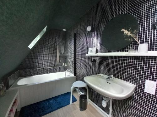 bagno con lavandino e vasca di La Chambre d'Agapè a Fouesnant
