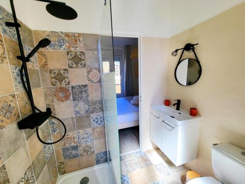 une salle de bain avec une douche, des toilettes et un lavabo dans l'établissement LA HACIENDA - A 300m de la plage !, à Saint-Malo