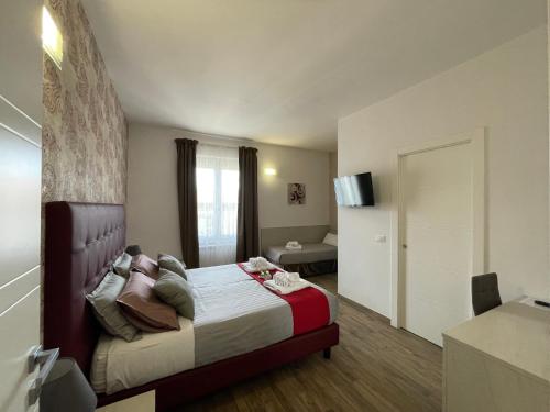 una camera d'albergo con letto e TV di Porta alla Croce Guest House a Firenze