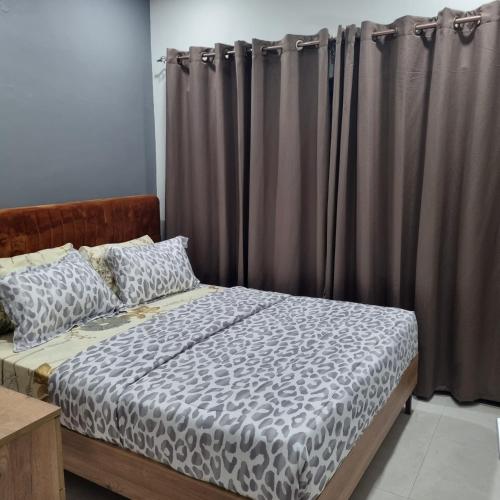 En eller flere senger på et rom på Luxury 2 bedroom, 2 bathroom seaside Apartment in Aquaview Complex