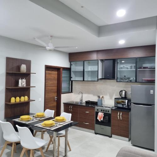 Kjøkken eller kjøkkenkrok på Luxury 2 bedroom, 2 bathroom seaside Apartment in Aquaview Complex