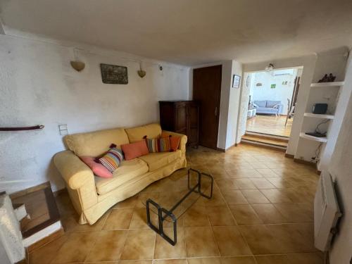 un salon avec un canapé et une table en verre dans l'établissement La maison des Passereaux, à Callian