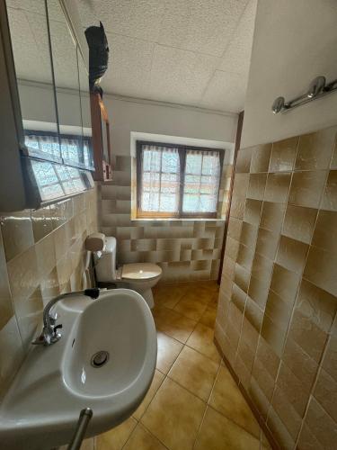 une salle de bain avec un lavabo et des toilettes dans l'établissement La maison des Passereaux, à Callian