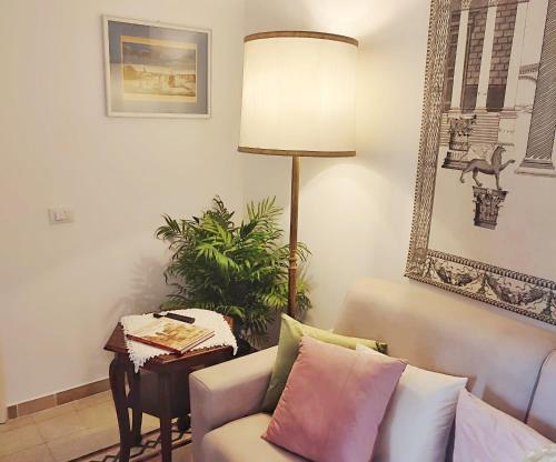 een woonkamer met een bank en een lamp bij Have a nice stay in Rome 2 in Rome