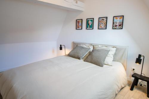 Un pat sau paturi într-o cameră la Hesdin Appart Holidays 5