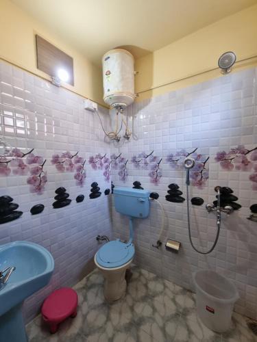 uma casa de banho com um WC azul e um lavatório. em Smart Valley Dalhousie em Dalhousie