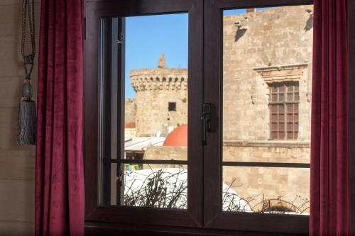 ein Fenster mit Blick auf ein Gebäude in der Unterkunft Grand Master Suite in Rhodos (Stadt)
