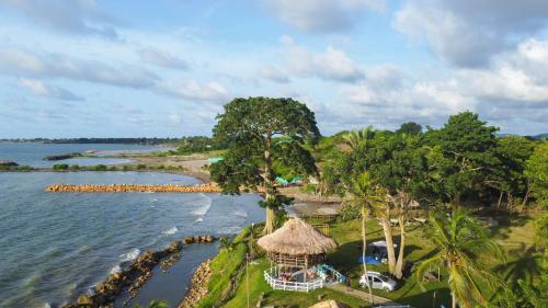 una vista aérea de un complejo cerca del agua en Finca Hotel La Manuela, en Arboletes