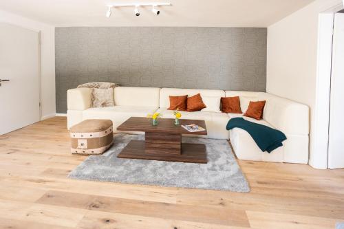 uma sala de estar com um sofá branco e uma mesa em Sope Skylodge 01 - Eldison's Bobbele - Oberried, Schauinsland em Oberried