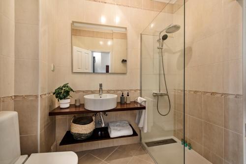 Spacious 3BR Apartment in Vilamoura Old Village with Rooftop BBQ, Pools & Panoramic Views