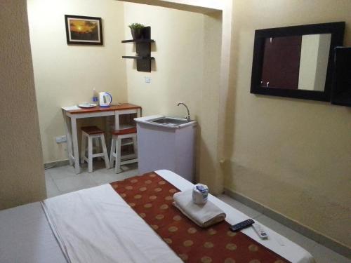 um quarto com uma cama, um lavatório e uma mesa em Light house hotel Lekki phase 1 em Lekki