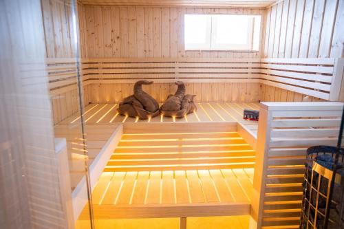 dos animales están sentados en una sauna en Sope Skylodge 04 - Elmend's Wellnessoase -mit privater Sauna - Oberried, Schauinsland, Feldberg, en Oberried