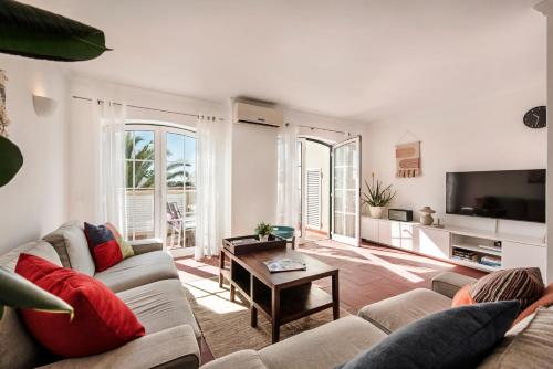 Spacious 3BR Apartment in Vilamoura Old Village with Rooftop BBQ, Pools & Panoramic Views
