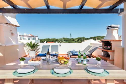 Spacious 3BR Apartment in Vilamoura Old Village with Rooftop BBQ, Pools & Panoramic Views