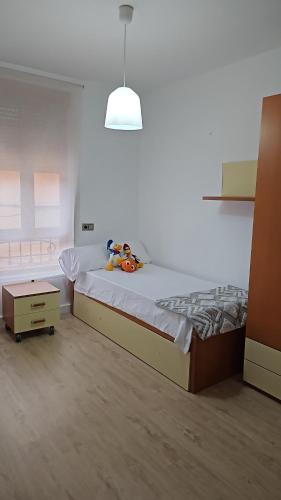 un dormitorio con una cama con dos animales de peluche en Ca Vicent, en Estivella