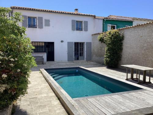 une piscine devant une maison dans l'établissement Maison proche de la plage, à La Couarde-sur-Mer