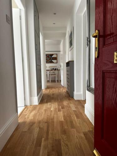 a hallway with a hard wood floor in a house at Oxfords 5 Star Lux 2 bedroom Flat near JR 4 pax, permit parking in Oxford
