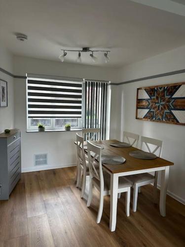 a dining room with a table and chairs and a window at Oxfords 5 Star Lux 2 bedroom Flat near JR 4 pax, permit parking in Oxford