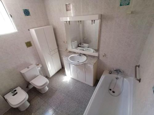 La salle de bains est pourvue de toilettes, d'un lavabo et d'une baignoire. dans l'établissement Apartamento Universidad, à Ontinyent