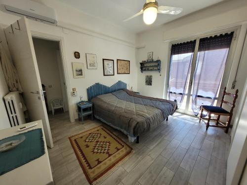 Ένα ή περισσότερα κρεβάτια σε δωμάτιο στο Trilocale a due passi dal mare