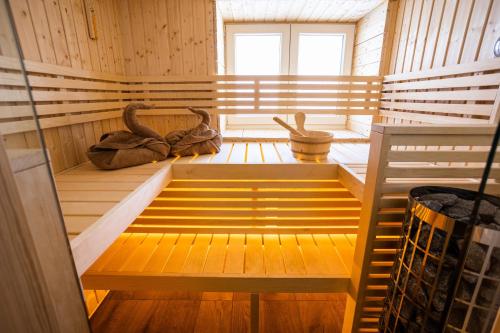 een sauna met twee zwanen erin bij Sope Skylodge 07 - Eljesa's Lichtblick - mit privater Sauna- Oberried, Schauinsland in Oberried