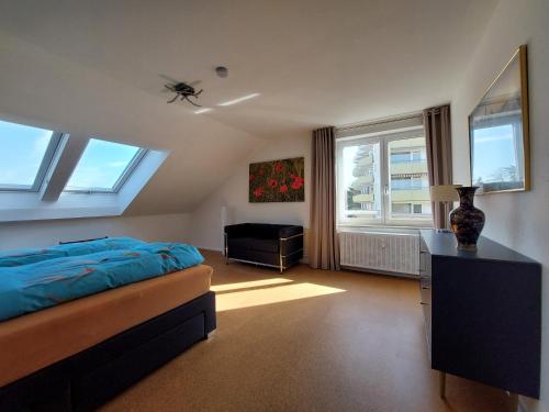 ein Schlafzimmer mit einem Bett und einer Spinne an der Decke in der Unterkunft R7 Bodensee mit Seesicht sonnig ruhig groß in Uhldingen-Mühlhofen