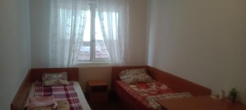 Kleines Zimmer mit einem Bett und einem Fenster in der Unterkunft Camere in Copou in Iaşi