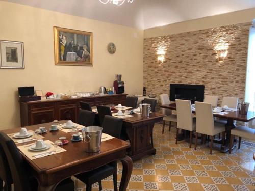 een eetkamer met houten tafels en stoelen bij B&b Sofia in San Nicandro Garganico
