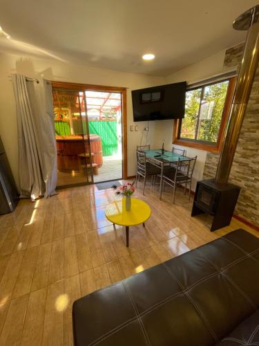 - un salon avec un canapé et une table dans l'établissement Cabañas central Lebu, à Lebu