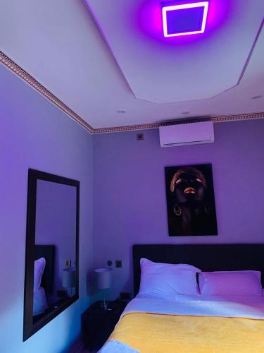 Pokój z łóżkiem, lustrem i lampką w obiekcie Ultimate Escape w mieście Lusaka