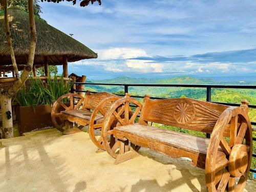 宿霧市的住宿－Mabini Sky View Resort，两把木凳坐在大楼的顶部