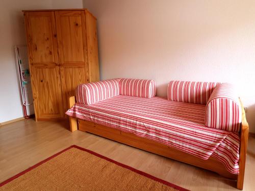 un sofá a rayas sentado en una sala de estar en Ferienwohnung Haslachstraße, Falkau, Feldberg, en Bruderhalde