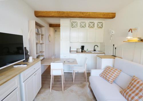 TV a/nebo společenská místnost v ubytování Kurhotel Schluchsee App 24011 - Waldblick - Indoorpool, Schluchsee