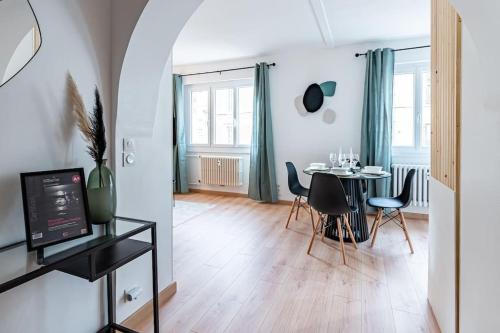 une salle à manger avec une table et des chaises dans une pièce dans l'établissement Casa Nena, nid douillet , quartier BSB, République, à Dijon
