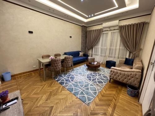 sala de estar con sofá azul y mesa en Luxury apartment Downtown Cairo, en El Cairo