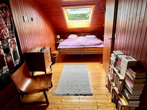 1 dormitorio con cama, escritorio y ventana en Ferienhaus Ahorn, 3 Schlafzimmer, Todtnauberg, en Todtnauberg