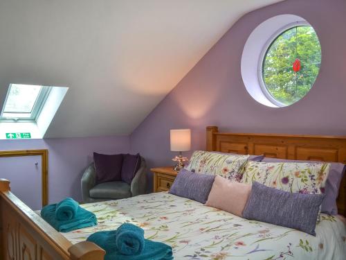 a bedroom with a bed and a window at Heatherdene - Fern Cottage in Wilberfoss