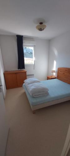 um quarto com uma cama e uma janela em Résidence mille soleils em Font-Romeu