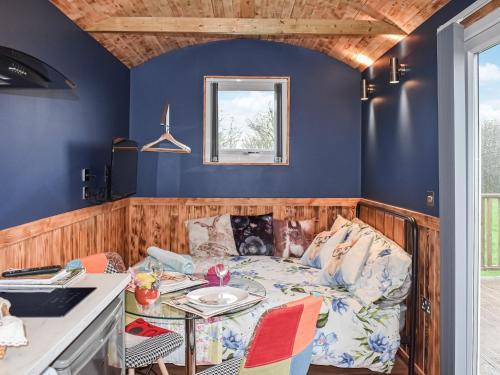 un salon avec un canapé dans une cuisine dans l'établissement Badgers - Uk46750, à Herstmonceux