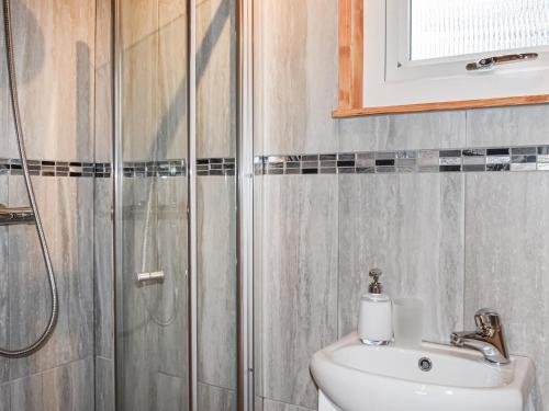 La salle de bains est pourvue d'un lavabo et d'une douche. dans l'établissement Badgers - Uk46750, à Herstmonceux