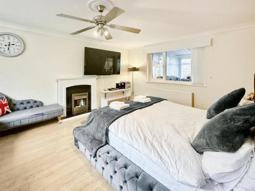 - une chambre avec un lit, une cheminée et une horloge dans l'établissement Sunrise Villa, à Clacton-on-Sea