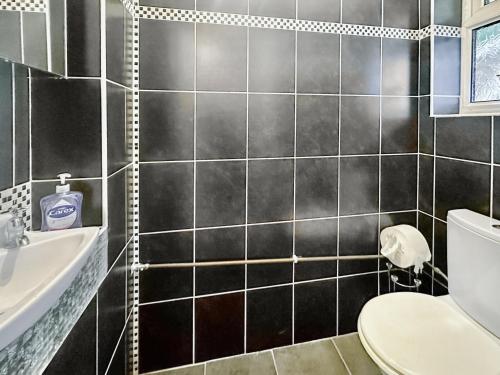 La salle de bains est pourvue de toilettes et d'un lavabo. dans l'établissement Sunrise Villa, à Clacton-on-Sea